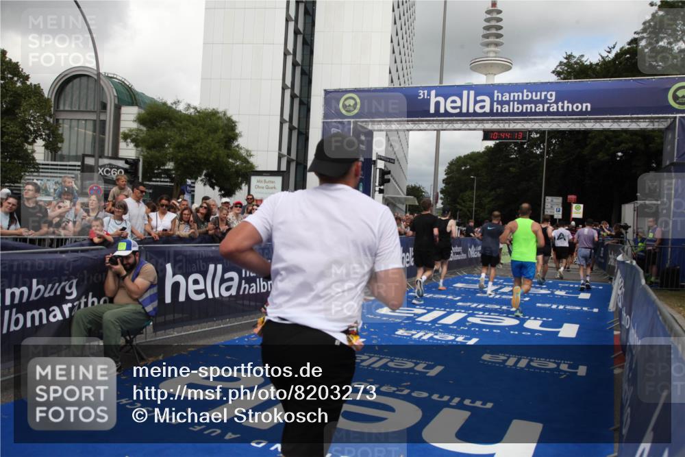 29.06.2025 - hella hamburg halbmarathon Michael Strokosch http://msf.ph/oto/8203273 29.06.2025 10:44:12 Ziel 1391, 2816, 3021, 4999, 5231, 9633, 10193, 10930, 11346, 13123, 14686, 15280, 16506, 16648, 16697, 17748, 17977, 18004 meine-sportfotos.de