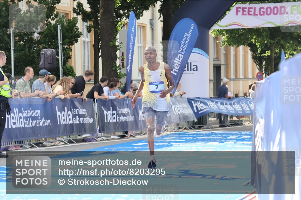 29.06.2025 - hella hamburg halbmarathon Strokosch-Dieckow http://msf.ph/oto/8203295 29.06.2025 10:02:56 Ziel 7, 9 meine-sportfotos.de