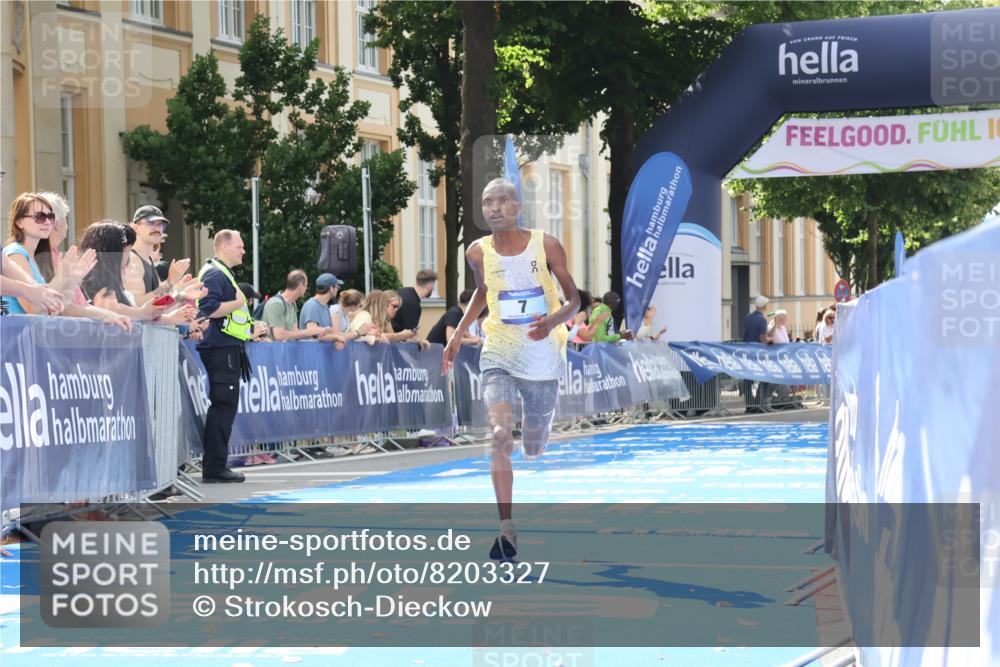 29.06.2025 - hella hamburg halbmarathon Strokosch-Dieckow http://msf.ph/oto/8203327 29.06.2025 10:02:57 Ziel 7, 9, 23 meine-sportfotos.de