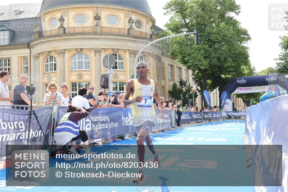 29.06.2025 - hella hamburg halbmarathon Strokosch-Dieckow http://msf.ph/oto/8203436 29.06.2025 10:02:58 Ziel 7, 9, 23 meine-sportfotos.de