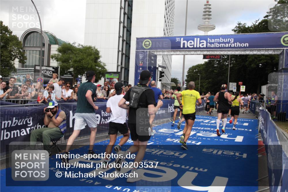 29.06.2025 - hella hamburg halbmarathon Michael Strokosch http://msf.ph/oto/8203537 29.06.2025 10:44:19 Ziel 1220, 1413, 1415, 4999, 5231, 5275, 5884, 7005, 8722, 9444, 12159, 12528, 14686, 14687, 15225, 15280, 16301, 16316, 16547, 16893, 17748, 18691 meine-sportfotos.de