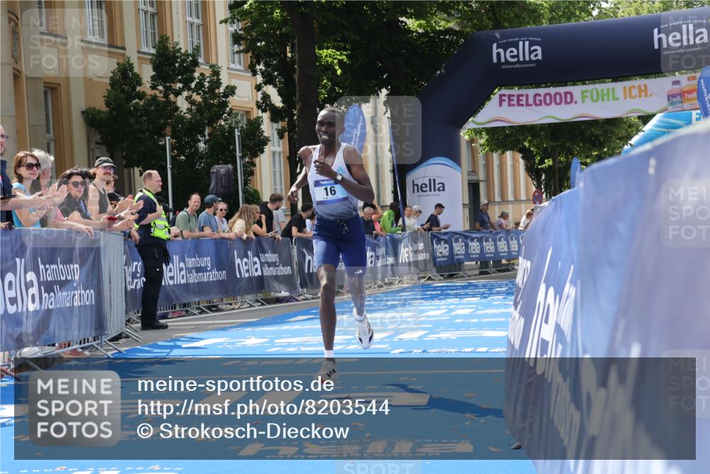 29.06.2025 - hella hamburg halbmarathon Strokosch-Dieckow http://msf.ph/oto/8203544 29.06.2025 10:03:14 Ziel 16 meine-sportfotos.de