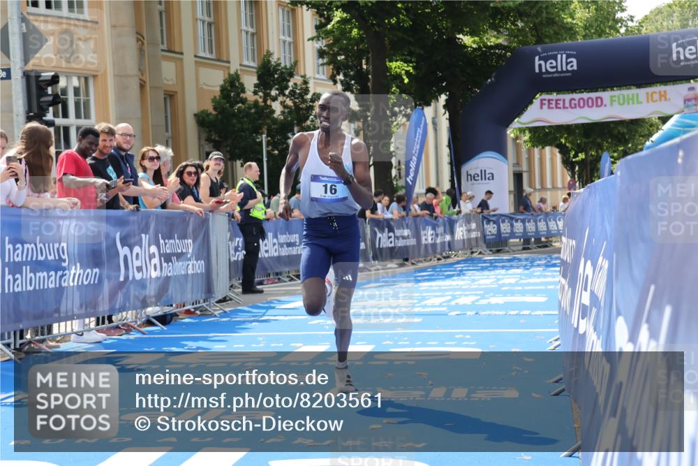 29.06.2025 - hella hamburg halbmarathon Strokosch-Dieckow http://msf.ph/oto/8203561 29.06.2025 10:03:14 Ziel 16 meine-sportfotos.de