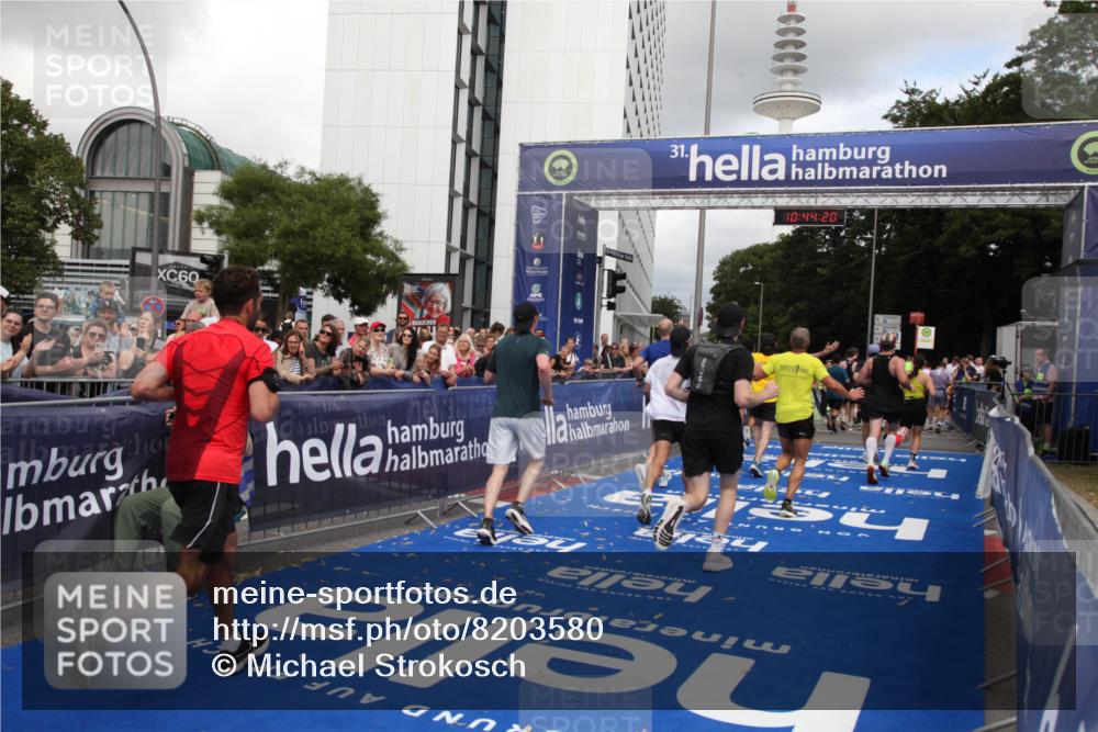 29.06.2025 - hella hamburg halbmarathon Michael Strokosch http://msf.ph/oto/8203580 29.06.2025 10:44:19 Ziel 1220, 1413, 1415, 4999, 5231, 5275, 5884, 7005, 8722, 9444, 12159, 12528, 14686, 14687, 15225, 15280, 16301, 16316, 16547, 16893, 17748, 18691 meine-sportfotos.de