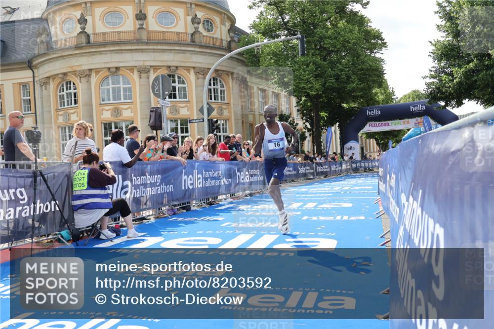 29.06.2025 - hella hamburg halbmarathon Strokosch-Dieckow http://msf.ph/oto/8203592 29.06.2025 10:03:15 Ziel 16 meine-sportfotos.de