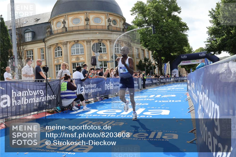 29.06.2025 - hella hamburg halbmarathon Strokosch-Dieckow http://msf.ph/oto/8203608 29.06.2025 10:03:15 Ziel 16 meine-sportfotos.de
