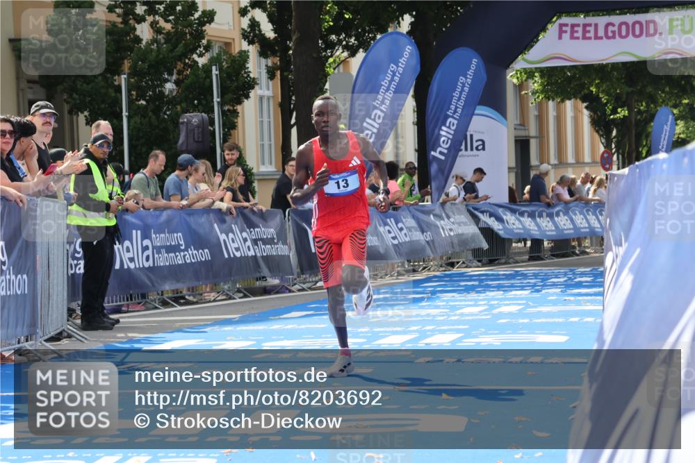 29.06.2025 - hella hamburg halbmarathon Strokosch-Dieckow http://msf.ph/oto/8203692 29.06.2025 10:03:54 Ziel 13 meine-sportfotos.de