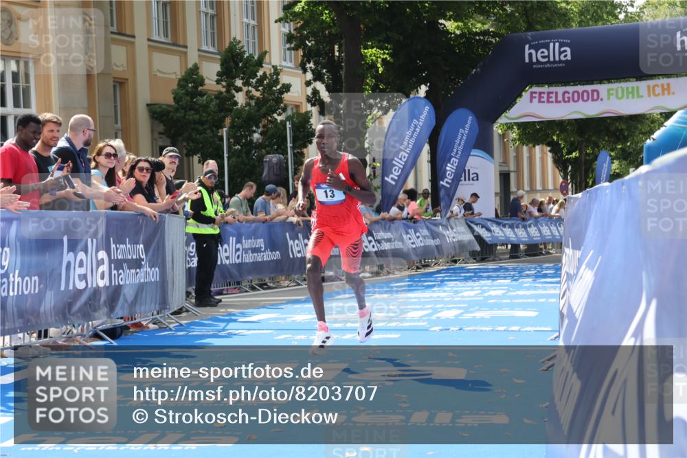 29.06.2025 - hella hamburg halbmarathon Strokosch-Dieckow http://msf.ph/oto/8203707 29.06.2025 10:03:55 Ziel 13 meine-sportfotos.de