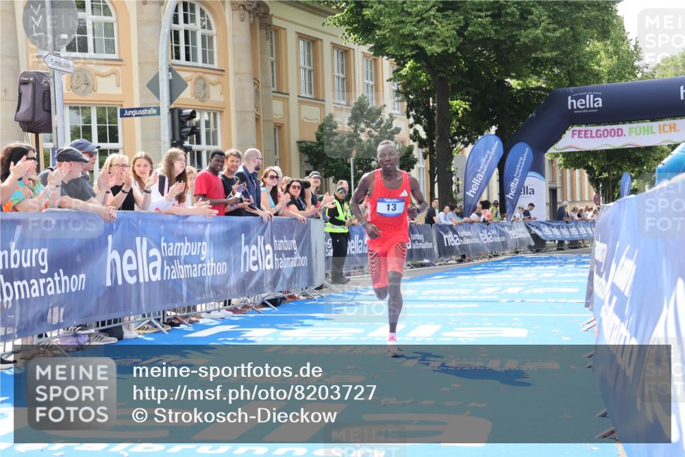 29.06.2025 - hella hamburg halbmarathon Strokosch-Dieckow http://msf.ph/oto/8203727 29.06.2025 10:03:55 Ziel 13 meine-sportfotos.de