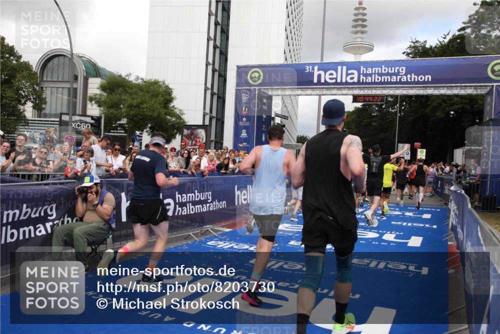 29.06.2025 - hella hamburg halbmarathon Michael Strokosch http://msf.ph/oto/8203730 29.06.2025 10:44:20 Ziel 1220, 1413, 1415, 4999, 5275, 5884, 7005, 8722, 9444, 12159, 12528, 14686, 14687, 15225, 15280, 16301, 16316, 16547, 16893, 18691 meine-sportfotos.de