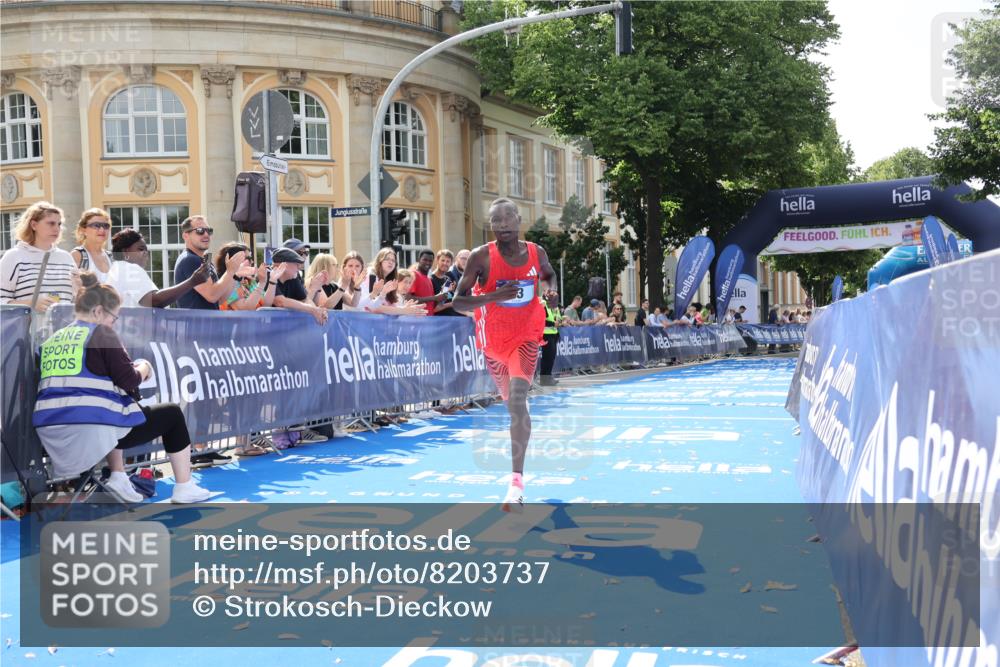 29.06.2025 - hella hamburg halbmarathon Strokosch-Dieckow http://msf.ph/oto/8203737 29.06.2025 10:03:56 Ziel 13 meine-sportfotos.de