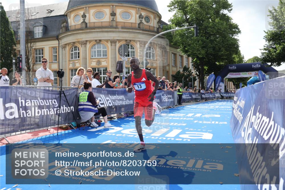 29.06.2025 - hella hamburg halbmarathon Strokosch-Dieckow http://msf.ph/oto/8203759 29.06.2025 10:03:56 Ziel 13 meine-sportfotos.de