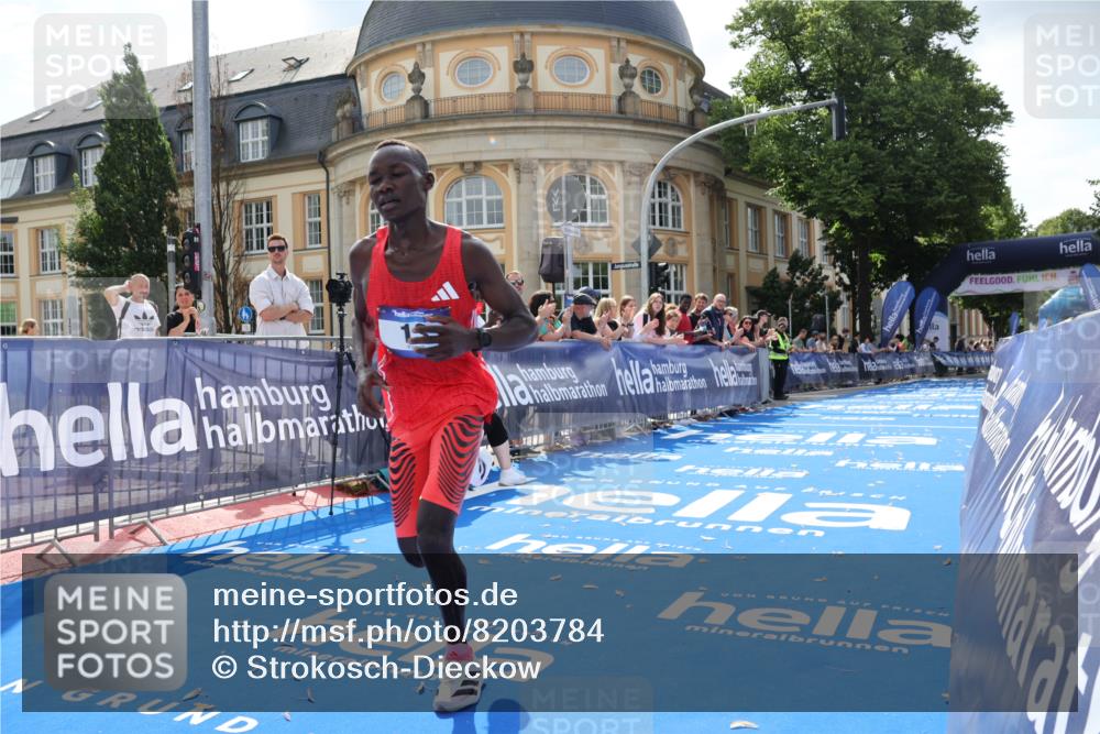29.06.2025 - hella hamburg halbmarathon Strokosch-Dieckow http://msf.ph/oto/8203784 29.06.2025 10:03:56 Ziel 13 meine-sportfotos.de