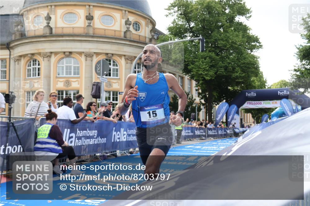 29.06.2025 - hella hamburg halbmarathon Strokosch-Dieckow http://msf.ph/oto/8203797 29.06.2025 10:04:10 Ziel 15 meine-sportfotos.de