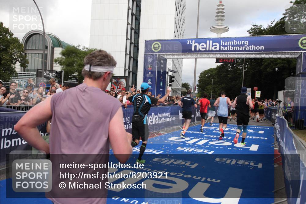 29.06.2025 - hella hamburg halbmarathon Michael Strokosch http://msf.ph/oto/8203921 29.06.2025 10:44:22 Ziel 1220, 1413, 1415, 1902, 5275, 5884, 7005, 7191, 8722, 9444, 12159, 12528, 14687, 15225, 16301, 16316, 16547, 16893, 18691 meine-sportfotos.de