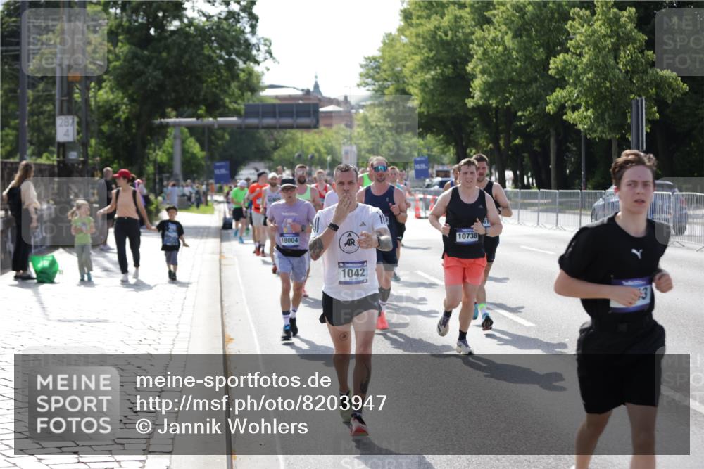 29.06.2025 - hella hamburg halbmarathon Jannik Wohlers http://msf.ph/oto/8203947 29.06.2025 09:48:25 Lombardsbrücke 1042, 2262, 3547, 4062, 4359, 4381, 5003, 5124, 5307, 6993, 7152, 7154, 7482, 8002, 8121, 8571, 9643, 10190, 10738, 11177, 12044, 13137, 13372, 13940, 14820, 15161, 15303, 15382, 15744, 16201, 17078, 17612, 18004, 18259, 18384, 18614, 19004 meine-sportfotos.de