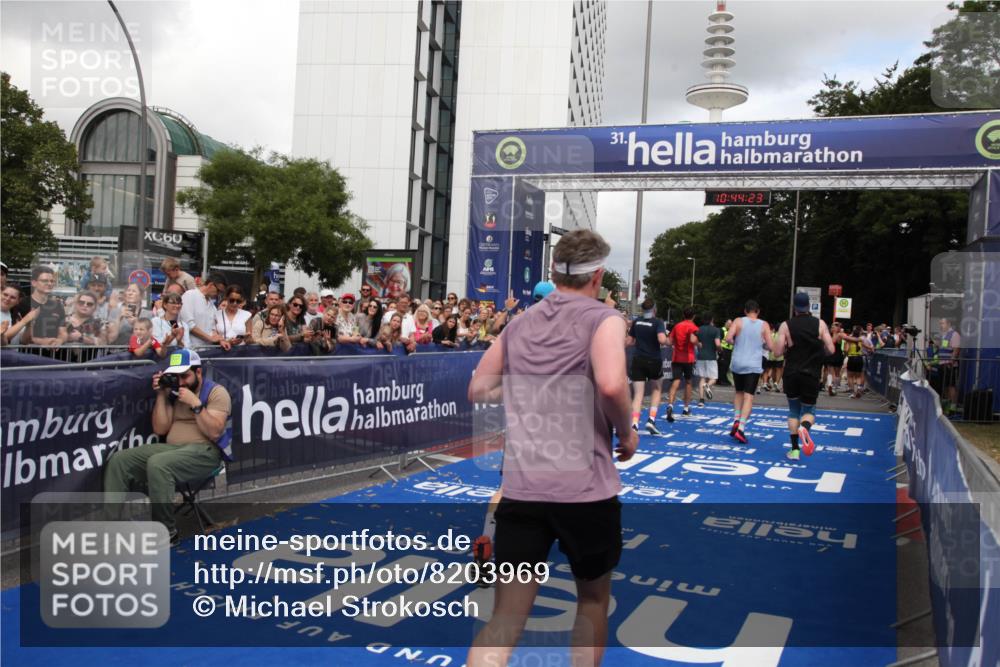 29.06.2025 - hella hamburg halbmarathon Michael Strokosch http://msf.ph/oto/8203969 29.06.2025 10:44:22 Ziel 1220, 1413, 1415, 1902, 5275, 5884, 7005, 7191, 8722, 9444, 12159, 12528, 14687, 15225, 16301, 16316, 16547, 16893, 18691 meine-sportfotos.de