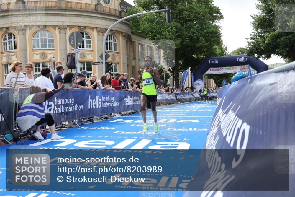 29.06.2025 - hella hamburg halbmarathon Strokosch-Dieckow http://msf.ph/oto/8203989 29.06.2025 10:04:30 Ziel 58, 59 meine-sportfotos.de