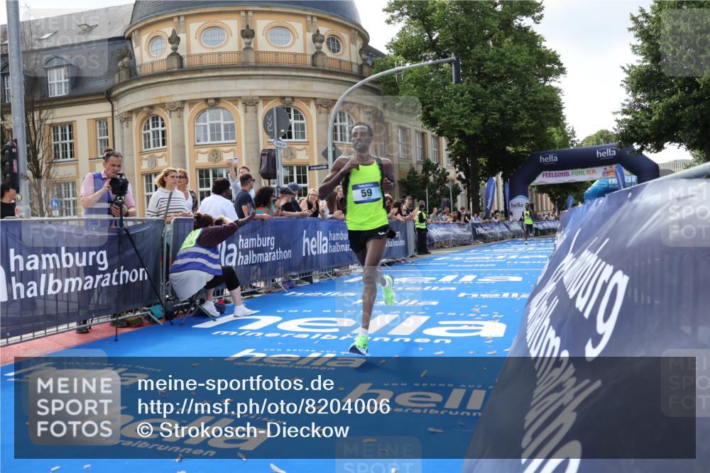 29.06.2025 - hella hamburg halbmarathon Strokosch-Dieckow http://msf.ph/oto/8204006 29.06.2025 10:04:30 Ziel 58, 59 meine-sportfotos.de
