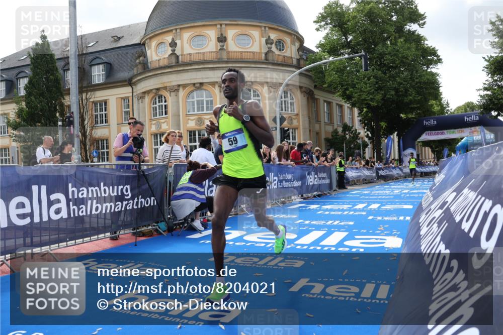 29.06.2025 - hella hamburg halbmarathon Strokosch-Dieckow http://msf.ph/oto/8204021 29.06.2025 10:04:30 Ziel 58, 59 meine-sportfotos.de