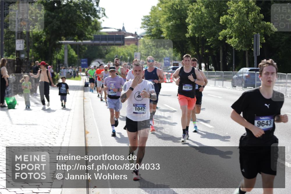 29.06.2025 - hella hamburg halbmarathon Jannik Wohlers http://msf.ph/oto/8204033 29.06.2025 09:48:25 Lombardsbrücke 1042, 2262, 3547, 4062, 4359, 4381, 5003, 5124, 5307, 6993, 7152, 7154, 7482, 8002, 8121, 8571, 9643, 10190, 10738, 11177, 12044, 13137, 13372, 13940, 14820, 15161, 15303, 15382, 15744, 16201, 17078, 17612, 18004, 18259, 18384, 18614, 19004 meine-sportfotos.de