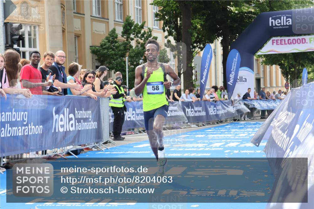 29.06.2025 - hella hamburg halbmarathon Strokosch-Dieckow http://msf.ph/oto/8204063 29.06.2025 10:04:33 Ziel 58 meine-sportfotos.de