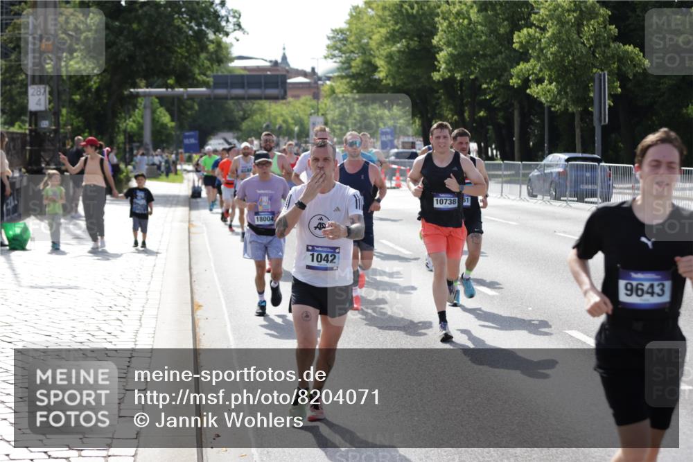 29.06.2025 - hella hamburg halbmarathon Jannik Wohlers http://msf.ph/oto/8204071 29.06.2025 09:48:26 Lombardsbrücke 1042, 1571, 2262, 3547, 4062, 4359, 4381, 5003, 5124, 5307, 6993, 7152, 7154, 7310, 7482, 8002, 8121, 8571, 9643, 10190, 10738, 11106, 11177, 12044, 13137, 13372, 13940, 14820, 15161, 15303, 15382, 15744, 16201, 17078, 17612, 18004, 18259, 18384, 18614, 19004 meine-sportfotos.de