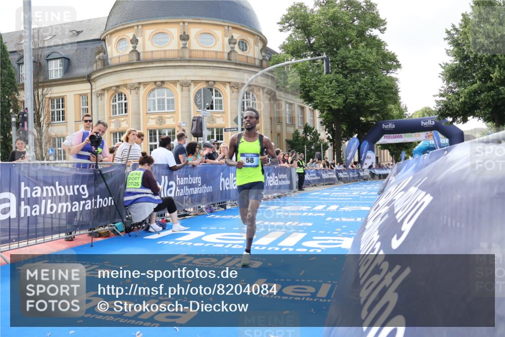 29.06.2025 - hella hamburg halbmarathon Strokosch-Dieckow http://msf.ph/oto/8204084 29.06.2025 10:04:34 Ziel 58 meine-sportfotos.de