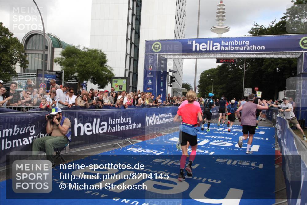29.06.2025 - hella hamburg halbmarathon Michael Strokosch http://msf.ph/oto/8204145 29.06.2025 10:44:24 Ziel 1220, 1413, 1415, 1902, 5275, 5884, 7191, 8722, 9444, 12528, 16316, 16547, 16803, 16893 meine-sportfotos.de