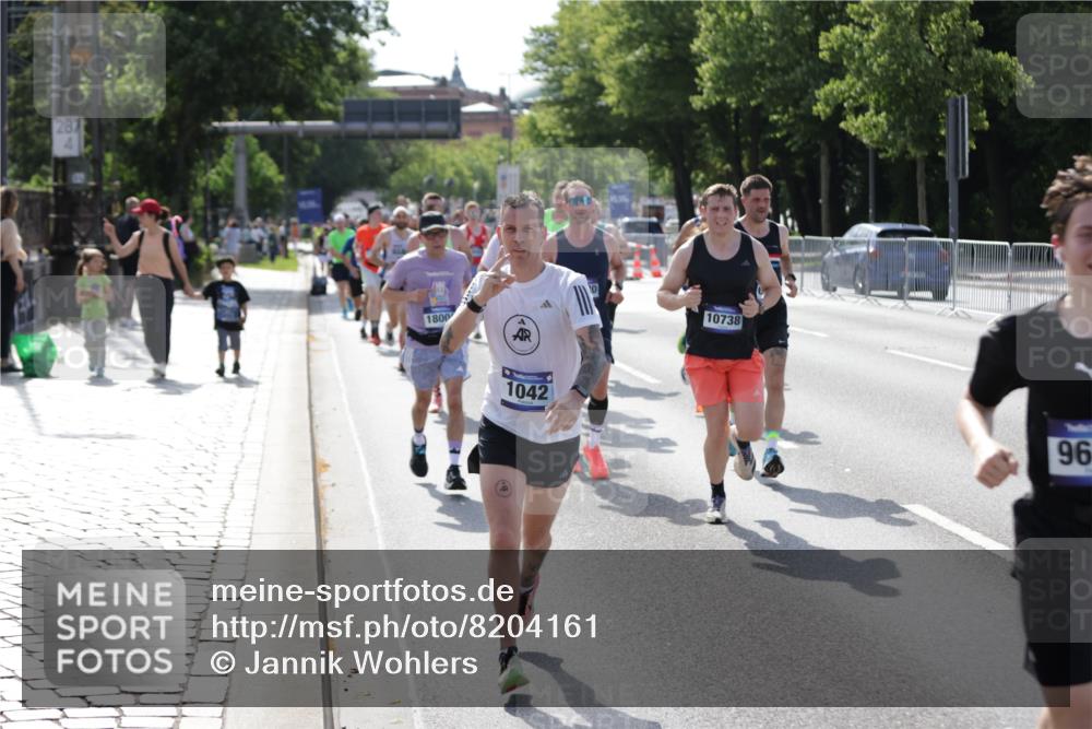 29.06.2025 - hella hamburg halbmarathon Jannik Wohlers http://msf.ph/oto/8204161 29.06.2025 09:48:26 Lombardsbrücke 1042, 1571, 2262, 3547, 4062, 4359, 4381, 5003, 5124, 5307, 6993, 7152, 7154, 7310, 7482, 8002, 8121, 8571, 9643, 10190, 10738, 11106, 11177, 12044, 13137, 13372, 13940, 14820, 15161, 15303, 15382, 15744, 16201, 17078, 17612, 18004, 18259, 18384, 18614, 19004 meine-sportfotos.de