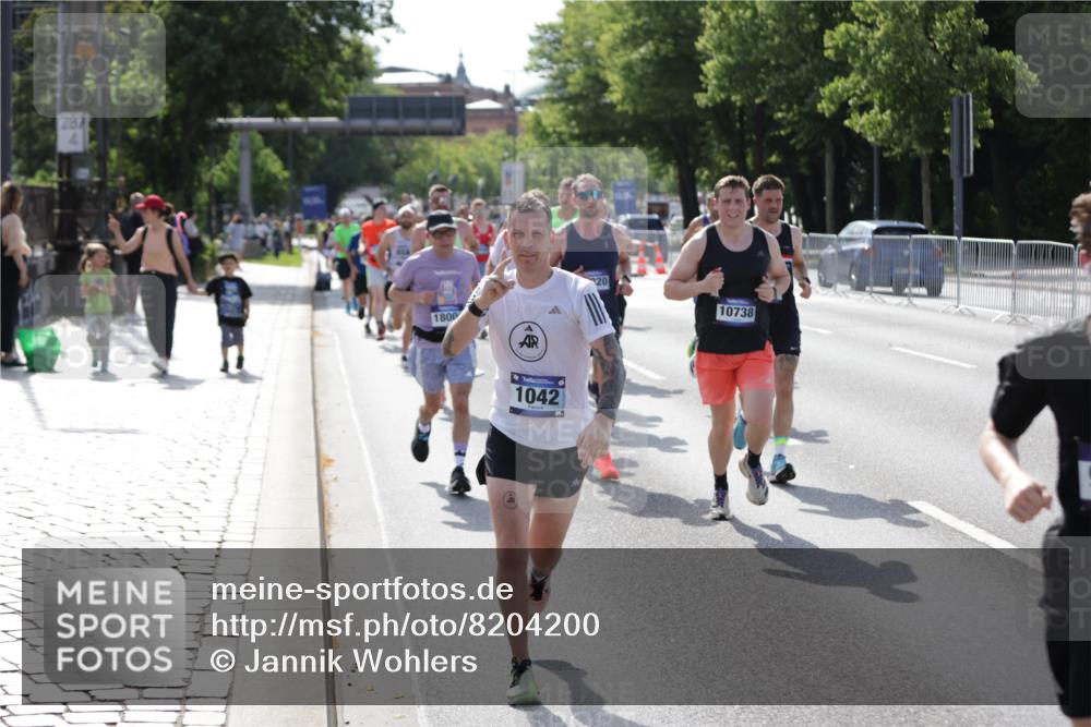 29.06.2025 - hella hamburg halbmarathon Jannik Wohlers http://msf.ph/oto/8204200 29.06.2025 09:48:26 Lombardsbrücke 1042, 1571, 2262, 3547, 4062, 4359, 4381, 5003, 5124, 5307, 6993, 7152, 7154, 7310, 7482, 8002, 8121, 8571, 9643, 10190, 10738, 11106, 11177, 12044, 13137, 13372, 13940, 14820, 15161, 15303, 15382, 15744, 16201, 17078, 17612, 18004, 18259, 18384, 18614, 19004 meine-sportfotos.de