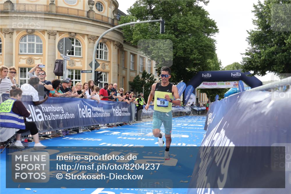 29.06.2025 - hella hamburg halbmarathon Strokosch-Dieckow http://msf.ph/oto/8204237 29.06.2025 10:05:21 Ziel 17, 19 meine-sportfotos.de