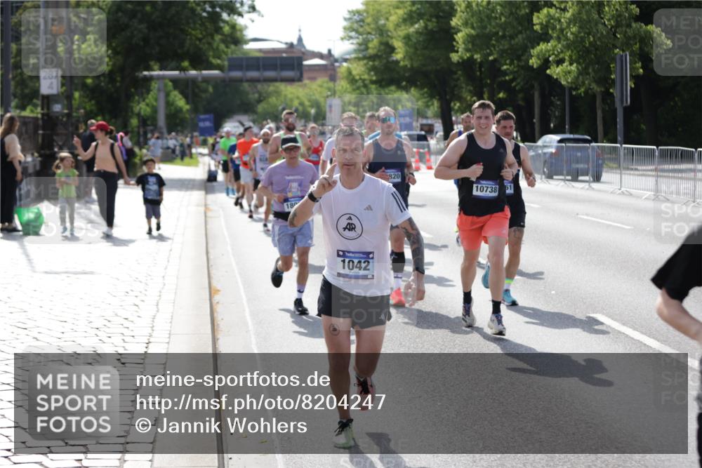 29.06.2025 - hella hamburg halbmarathon Jannik Wohlers http://msf.ph/oto/8204247 29.06.2025 09:48:26 Lombardsbrücke 1042, 1571, 2262, 3547, 4062, 4359, 4381, 5003, 5124, 5307, 6993, 7152, 7154, 7310, 7482, 8002, 8121, 8571, 9643, 10190, 10738, 11106, 11177, 12044, 13137, 13372, 13940, 14820, 15161, 15303, 15382, 15744, 16201, 17078, 17612, 18004, 18259, 18384, 18614, 19004 meine-sportfotos.de