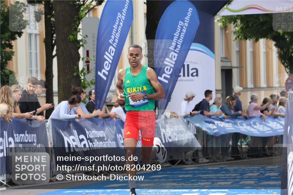 29.06.2025 - hella hamburg halbmarathon Strokosch-Dieckow http://msf.ph/oto/8204269 29.06.2025 10:05:25 Ziel 17 meine-sportfotos.de