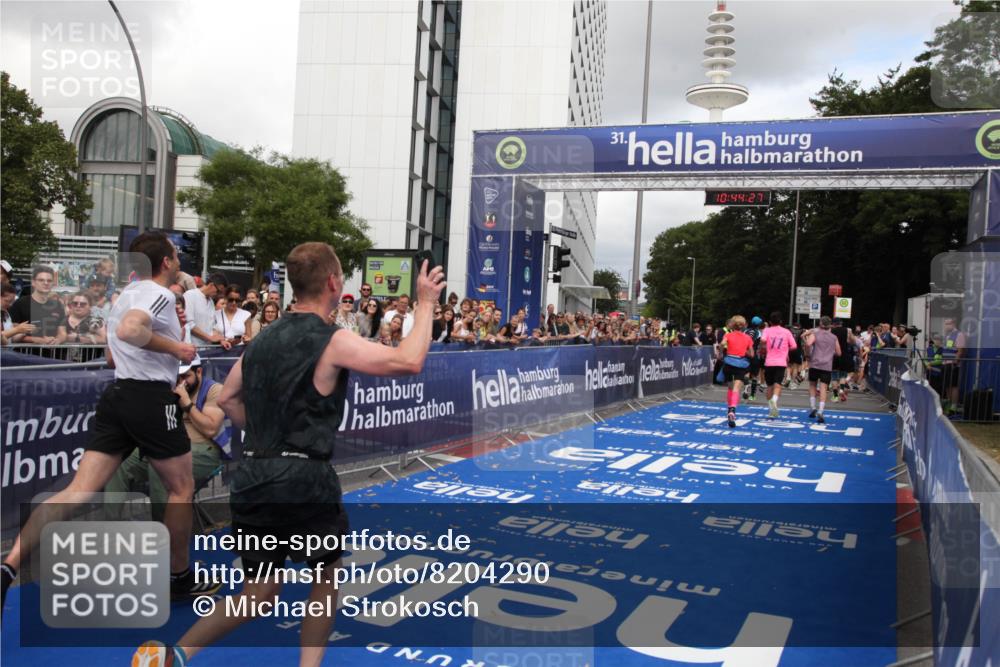 29.06.2025 - hella hamburg halbmarathon Michael Strokosch http://msf.ph/oto/8204290 29.06.2025 10:44:26 Ziel 1220, 1413, 1902, 4310, 4691, 5275, 7191, 9444, 12327, 12528, 16547, 16803, 16893, 18806 meine-sportfotos.de