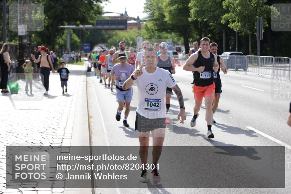 29.06.2025 - hella hamburg halbmarathon Jannik Wohlers http://msf.ph/oto/8204301 29.06.2025 09:48:26 Lombardsbrücke 1042, 1571, 2262, 3547, 4062, 4359, 4381, 5003, 5124, 5307, 6993, 7152, 7154, 7310, 7482, 8002, 8121, 8571, 9643, 10190, 10738, 11106, 11177, 12044, 13137, 13372, 13940, 14820, 15161, 15303, 15382, 15744, 16201, 17078, 17612, 18004, 18259, 18384, 18614, 19004 meine-sportfotos.de