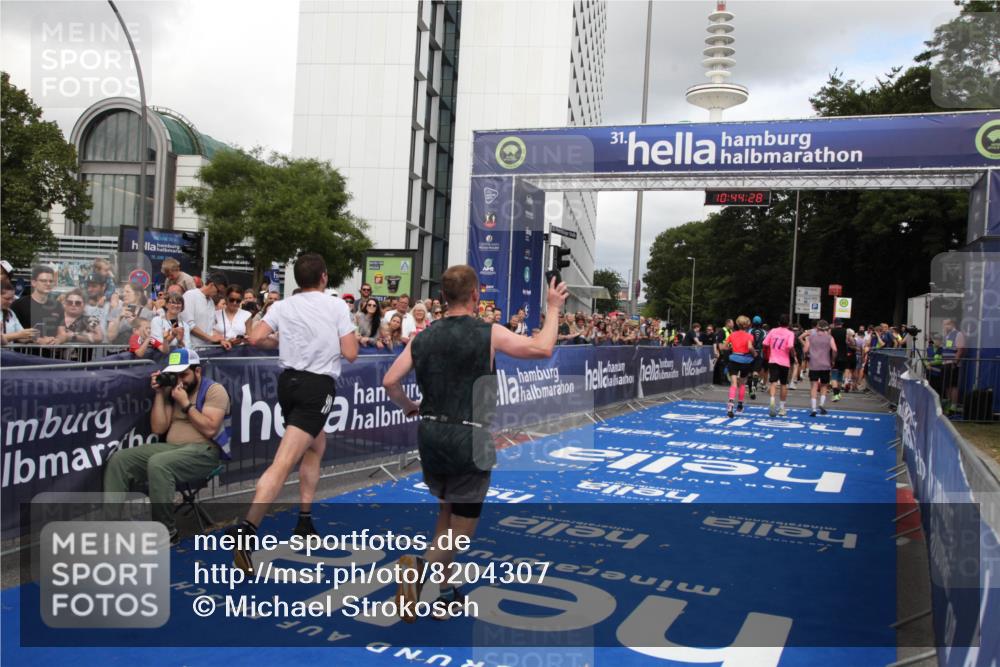 29.06.2025 - hella hamburg halbmarathon Michael Strokosch http://msf.ph/oto/8204307 29.06.2025 10:44:26 Ziel 1220, 1413, 1902, 4310, 4691, 5275, 7191, 9444, 12327, 12528, 16547, 16803, 16893, 18806 meine-sportfotos.de
