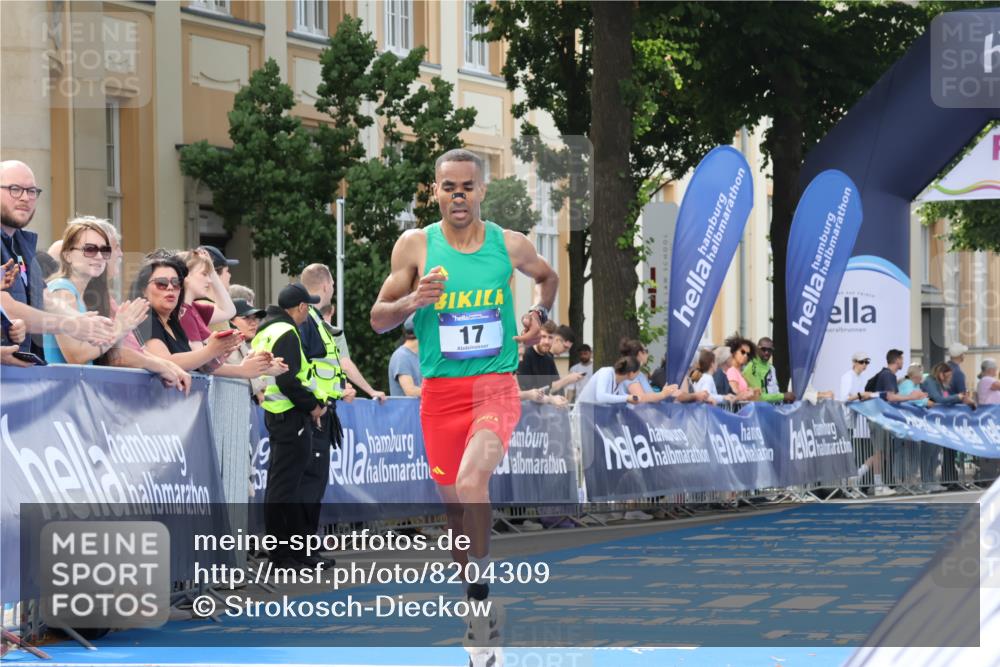 29.06.2025 - hella hamburg halbmarathon Strokosch-Dieckow http://msf.ph/oto/8204309 29.06.2025 10:05:27 Ziel 17 meine-sportfotos.de