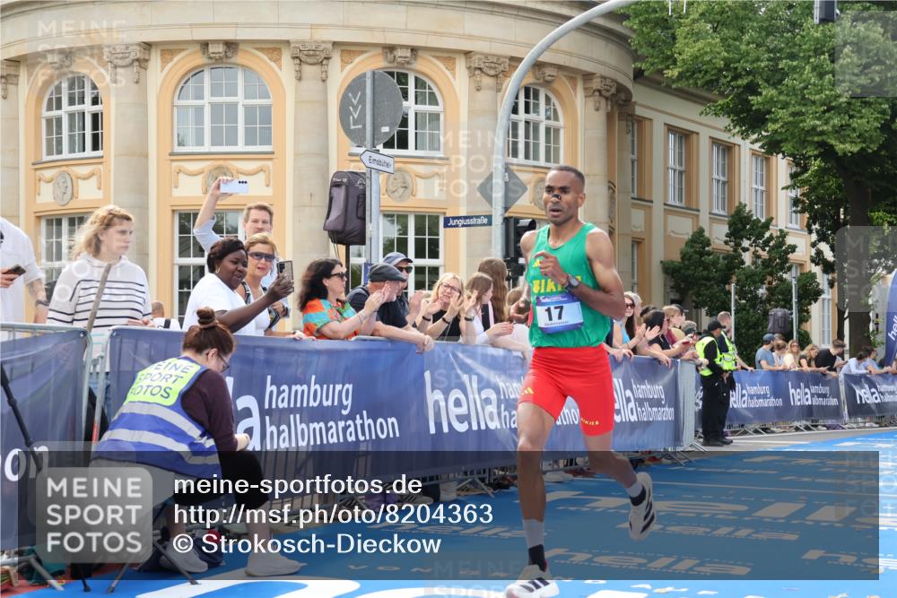 29.06.2025 - hella hamburg halbmarathon Strokosch-Dieckow http://msf.ph/oto/8204363 29.06.2025 10:05:28 Ziel 17 meine-sportfotos.de