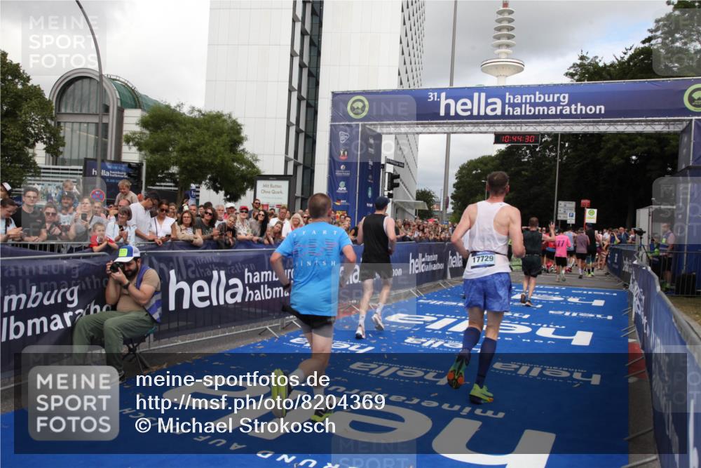 29.06.2025 - hella hamburg halbmarathon Michael Strokosch http://msf.ph/oto/8204369 29.06.2025 10:44:29 Ziel 1057, 1902, 4310, 4691, 7191, 8928, 12327, 12554, 14667, 16803, 17729, 18806 meine-sportfotos.de