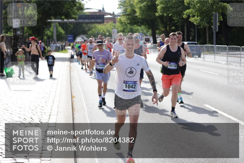 29.06.2025 - hella hamburg halbmarathon Jannik Wohlers http://msf.ph/oto/8204382 29.06.2025 09:48:26 Lombardsbrücke 1042, 1571, 2262, 3547, 4062, 4359, 4381, 5003, 5124, 5307, 6993, 7152, 7154, 7310, 7482, 8002, 8121, 8571, 9643, 10190, 10738, 11106, 11177, 12044, 13137, 13372, 13940, 14820, 15161, 15303, 15382, 15744, 16201, 17078, 17612, 18004, 18259, 18384, 18614, 19004 meine-sportfotos.de