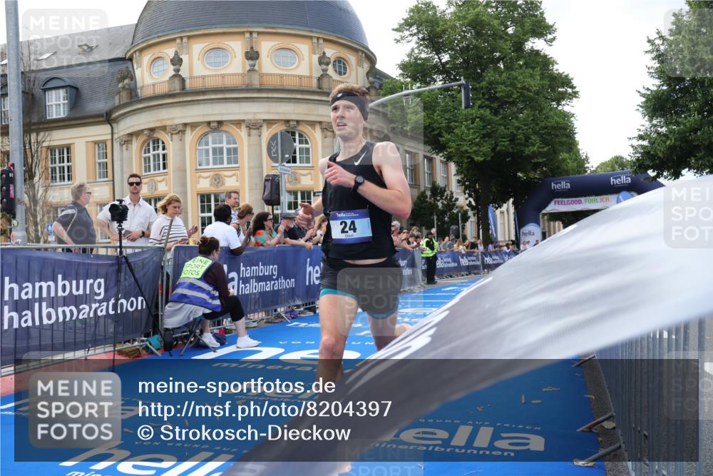 29.06.2025 - hella hamburg halbmarathon Strokosch-Dieckow http://msf.ph/oto/8204397 29.06.2025 10:06:02 Ziel 24 meine-sportfotos.de