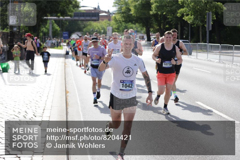 29.06.2025 - hella hamburg halbmarathon Jannik Wohlers http://msf.ph/oto/8204421 29.06.2025 09:48:26 Lombardsbrücke 1042, 1571, 2262, 3547, 4062, 4359, 4381, 5003, 5124, 5307, 6993, 7152, 7154, 7310, 7482, 8002, 8121, 8571, 9643, 10190, 10738, 11106, 11177, 12044, 13137, 13372, 13940, 14820, 15161, 15303, 15382, 15744, 16201, 17078, 17612, 18004, 18259, 18384, 18614, 19004 meine-sportfotos.de