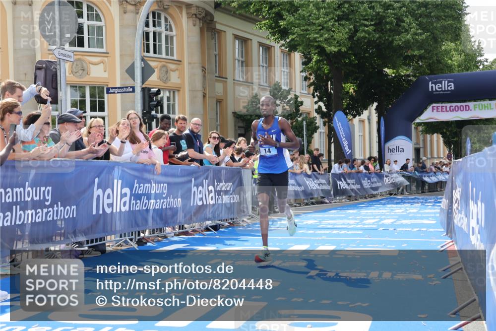 29.06.2025 - hella hamburg halbmarathon Strokosch-Dieckow http://msf.ph/oto/8204448 29.06.2025 10:06:30 Ziel 14 meine-sportfotos.de