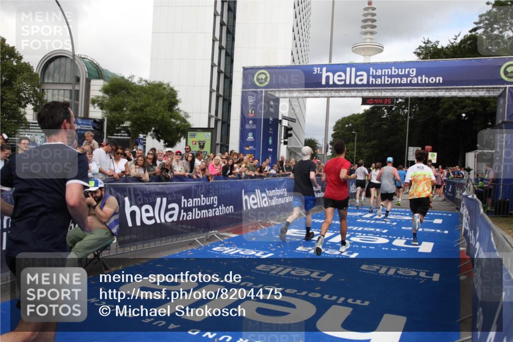 29.06.2025 - hella hamburg halbmarathon Michael Strokosch http://msf.ph/oto/8204475 29.06.2025 10:44:34 Ziel 1057, 1468, 3305, 4310, 4691, 7322, 7710, 8928, 12327, 12554, 14464, 14667, 15862, 17097, 17729, 18765, 18806 meine-sportfotos.de