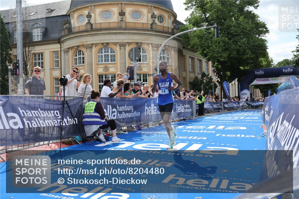 29.06.2025 - hella hamburg halbmarathon Strokosch-Dieckow http://msf.ph/oto/8204480 29.06.2025 10:06:31 Ziel 14 meine-sportfotos.de
