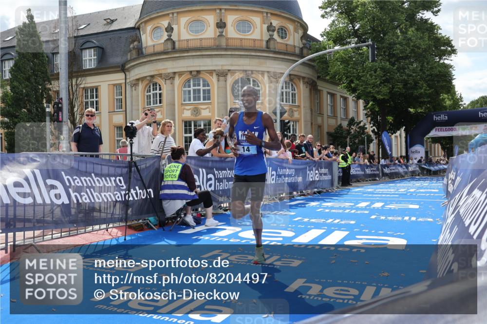 29.06.2025 - hella hamburg halbmarathon Strokosch-Dieckow http://msf.ph/oto/8204497 29.06.2025 10:06:31 Ziel 14 meine-sportfotos.de