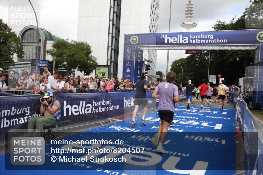 29.06.2025 - hella hamburg halbmarathon Michael Strokosch http://msf.ph/oto/8204507 29.06.2025 10:44:35 Ziel 1057, 1468, 2365, 2402, 3305, 4310, 4691, 5476, 6495, 7322, 7710, 8928, 12327, 12554, 14464, 14667, 15862, 17097, 17729, 18539, 18765 meine-sportfotos.de