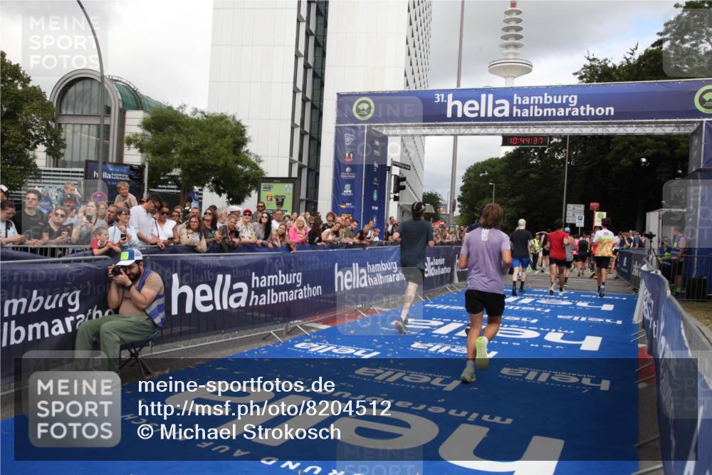 29.06.2025 - hella hamburg halbmarathon Michael Strokosch http://msf.ph/oto/8204512 29.06.2025 10:44:36 Ziel 1057, 1468, 2365, 2402, 3305, 5476, 6495, 7322, 7710, 8928, 12554, 12711, 14351, 14464, 14667, 14798, 15862, 17097, 17729, 18539, 18765 meine-sportfotos.de