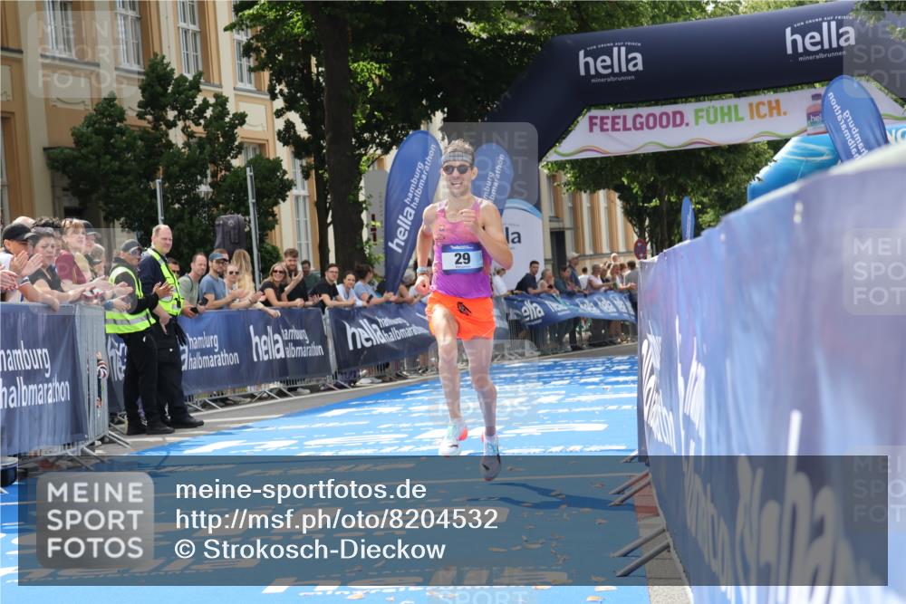 29.06.2025 - hella hamburg halbmarathon Strokosch-Dieckow http://msf.ph/oto/8204532 29.06.2025 10:09:00 Ziel 29 meine-sportfotos.de